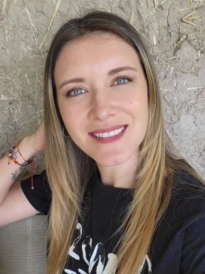 Carla Jara partió a Brasil para reunirse con La Bichota