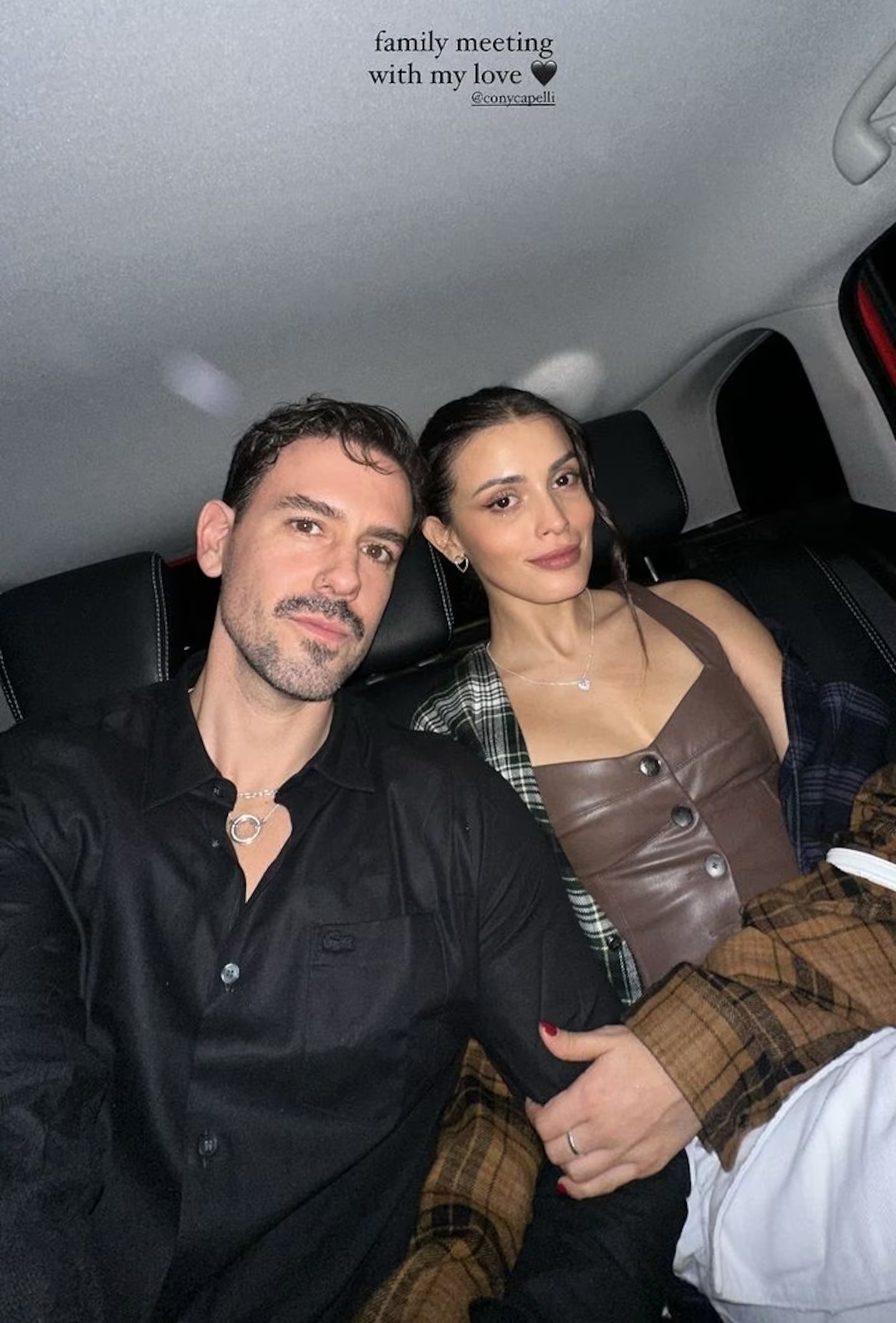 Constanza Caplli y Luis Miguel Castro tomados del brazo