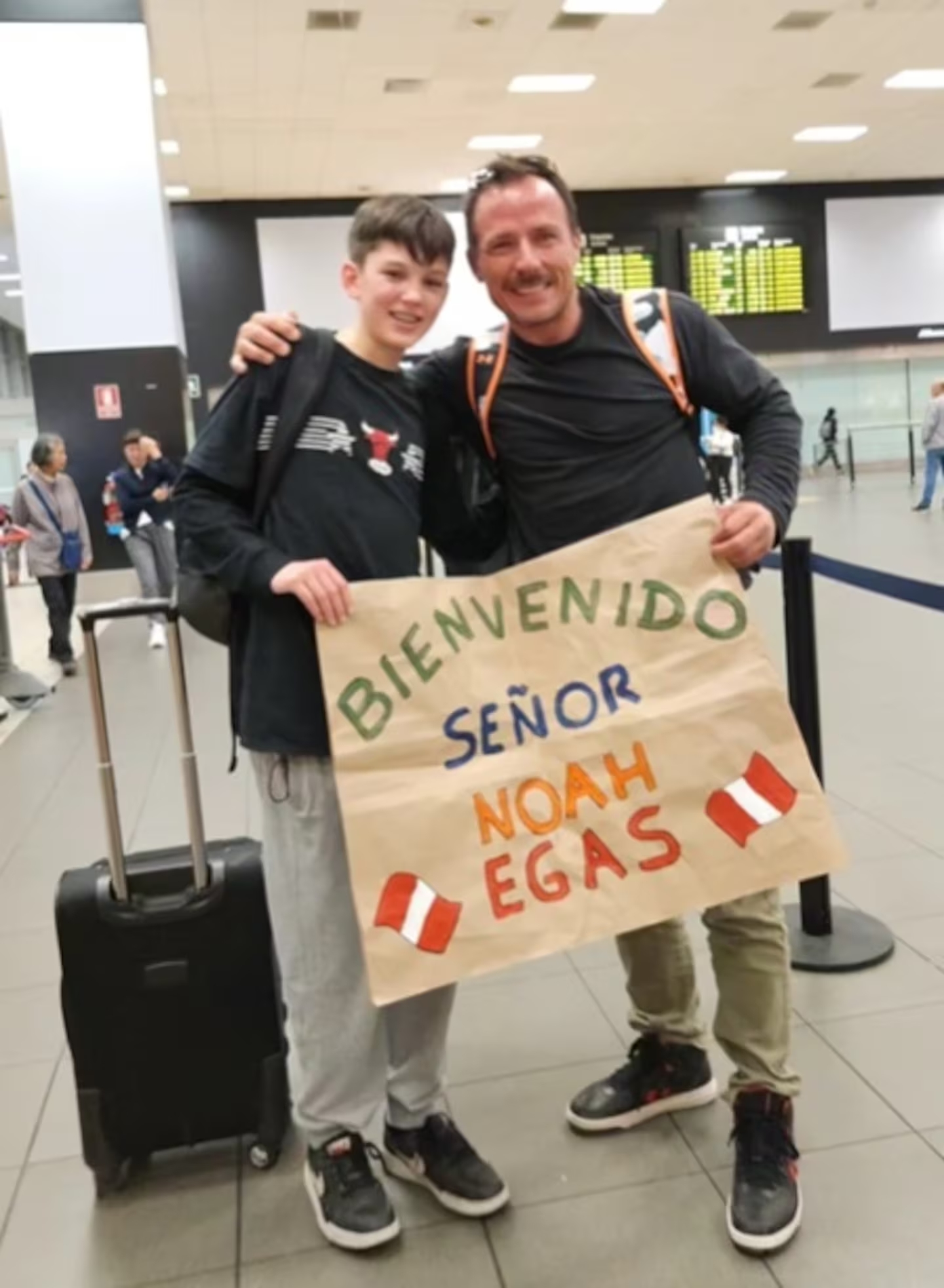 publicación de Gonzalo Egas sosteniendo un cartel para su hijo