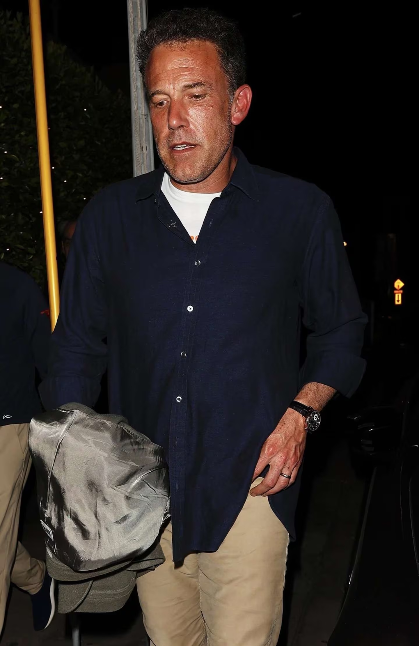 Ben Affleck saliendo del restaurante luciendo su anillo