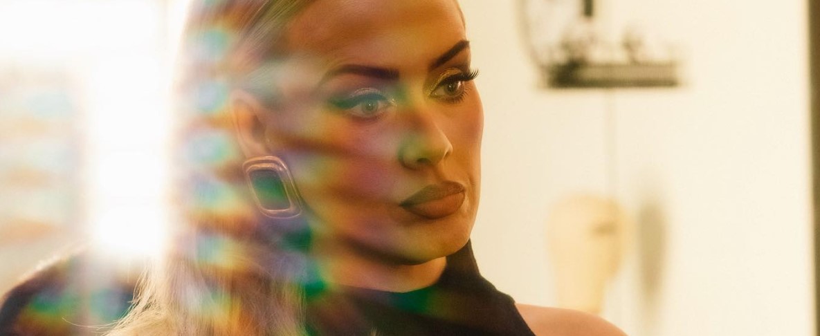 Adele interrumpe su show para decir no al odio:
