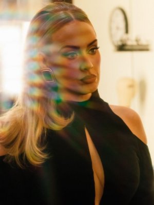 Adele interrumpe su show para decir no al odio: 