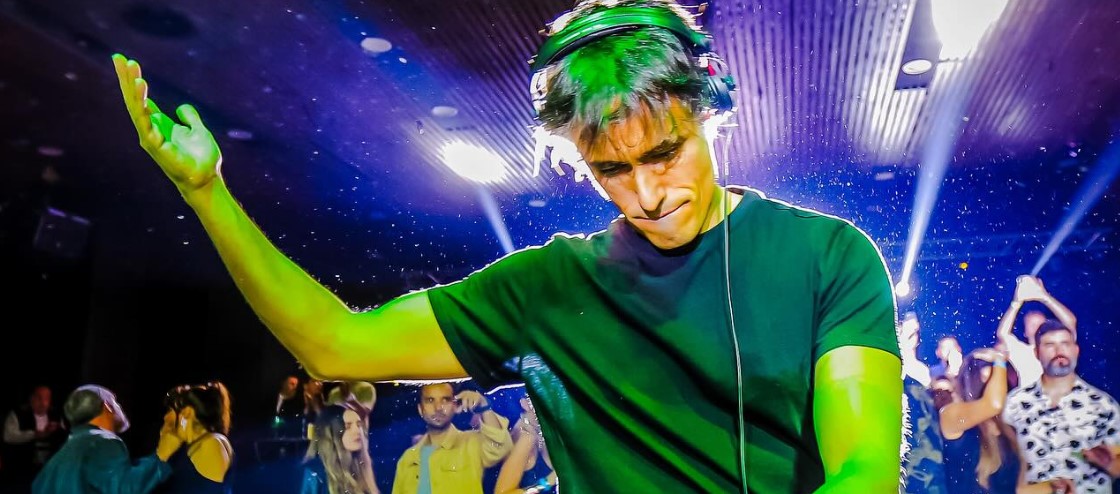 Roberto Cox actuó en el videoclip de su hermana cantante
