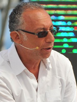 Ex de Mauricio Israel acusa al periodista de descuidar a su hija hospitalizada