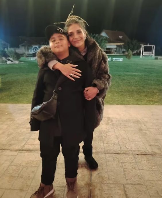 Katherine Orellana abrazando a su hijo