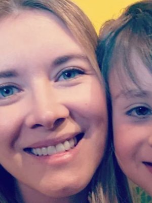 Carla Jara responde a críticas por la crianza de su hijo