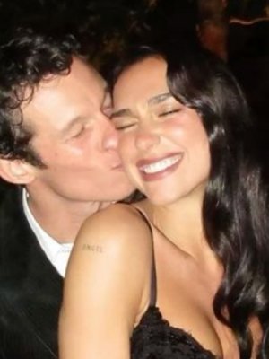 Aseguran que Dua Lipa se comprometió y se casará con Callum Turner