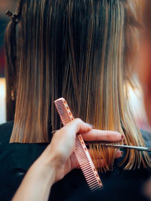 ¿Cuándo cortarte el pelo este 2025 según el calendario lunar?