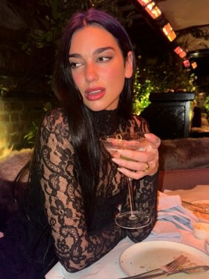 Dua Lipa ya está en Chile ¡Relajada y disfrutando de la naturaleza!