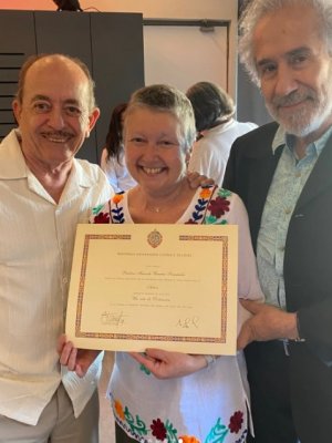 Paulina Urrutia recibió su título universitario en medio de su tratamiento contra el cáncer