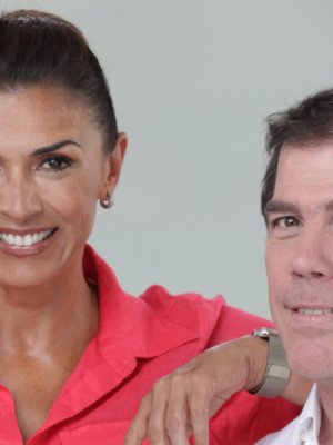 Ivette Vergara y Álvaro Escobar se besaron en el debut del nuevo noticiero de TV+ Ivette Vergara y Álvaro Escobar se besaron en el debut del nuevo noticiero de TV+
