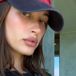 ¡Muchas la entenderán! El problema de salud que complica a Hailey Bieber