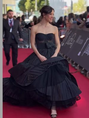 Daniela Ramírez deslumbra en la alfombra roja de los Premios Platinos 2025 en Madrid