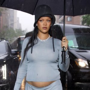 Rihanna sorprende con tercer embarazo en la alfombra roja de la Met Gala 2025