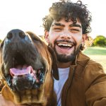 Pet Parenting: La tendencia que prioriza las mascotas por sobre los hijos entre los millennials chilenos