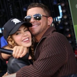 Alejandro Sanz y Shakira sorprenden con nueva colaboración “Bésame”