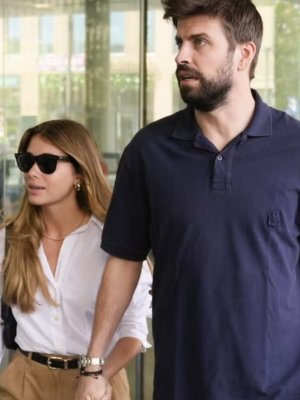 ¡Les gritaron de todo! Presencia de Piqué y su novia genera alboroto fuera de restorán
