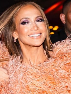 JLo protagonizó beso triple en la obertura de los American Music Awards