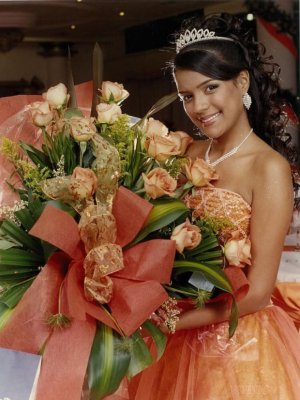 Karol G recuerda sus 15 años con una una tierna foto: “Me sentí como una reina de cuento”