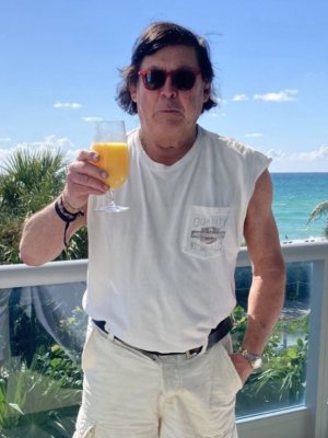 A los 80 años, Emeterio Ureta busca el amor: “No busco sexo, busco pololeo serio” A los 80 años, Emeterio Ureta busca el amor: “No busco sexo, busco pololeo serio”