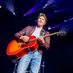 James Blunt saluda a Santiago desde el centro de la capital