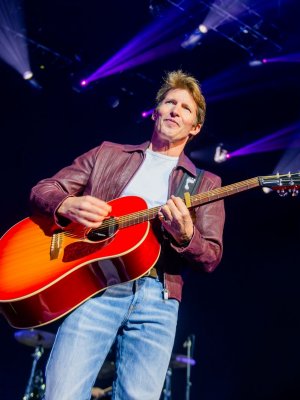 James Blunt saluda a Santiago desde el centro de la capital