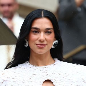 Dua Lipa, Cardi B y Karol G deslumbran en el desfile de Schiaparelli: Los mejores looks de la Alta Costura en París