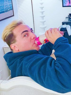 Cristián Castro y su peculiar apego a la infancia: sigue usando mamadera