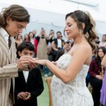 Sabrina Sosa y Joaquín Montecinos se casan en su hogar con emotiva sorpresa musical