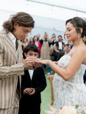 Sabrina Sosa y Joaquín Montecinos se casan en su hogar con emotiva sorpresa musical