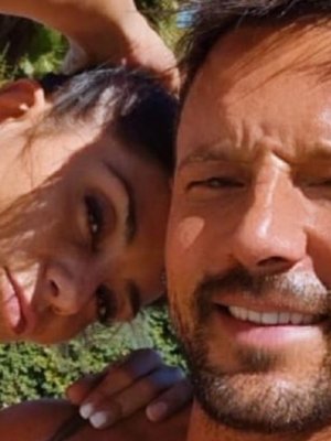 ¡En el aeropuerto! Fabricio Vasconcellos reaparece junto a Mariela Román