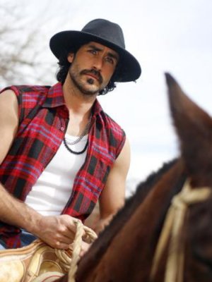 ¡Bomba! El regreso de Matías Assler a la TV con un look campestre y sensual al estilo 