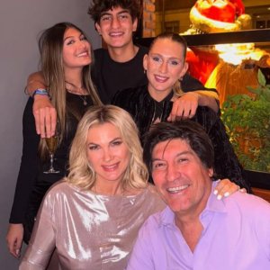 Iván Zamorano y María Alberó reaccionan a la llegada de su hija a la televisión