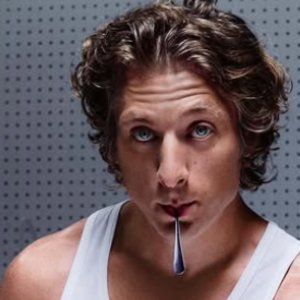 Actor de Hollywood Jeremy Allen White se graduó del colegio a los 34 años