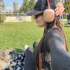 La pena por la enfermedad y muerte de su perrita le pasó la cuenta a Adriana Barrientos