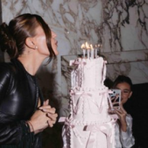 ¡Una chaqueta histórica! El look con el que Hailey Bieber celebró su cumpleaños