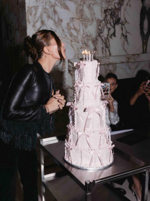 ¡Una chaqueta histórica! El look con el que Hailey Bieber celebró su cumpleaños