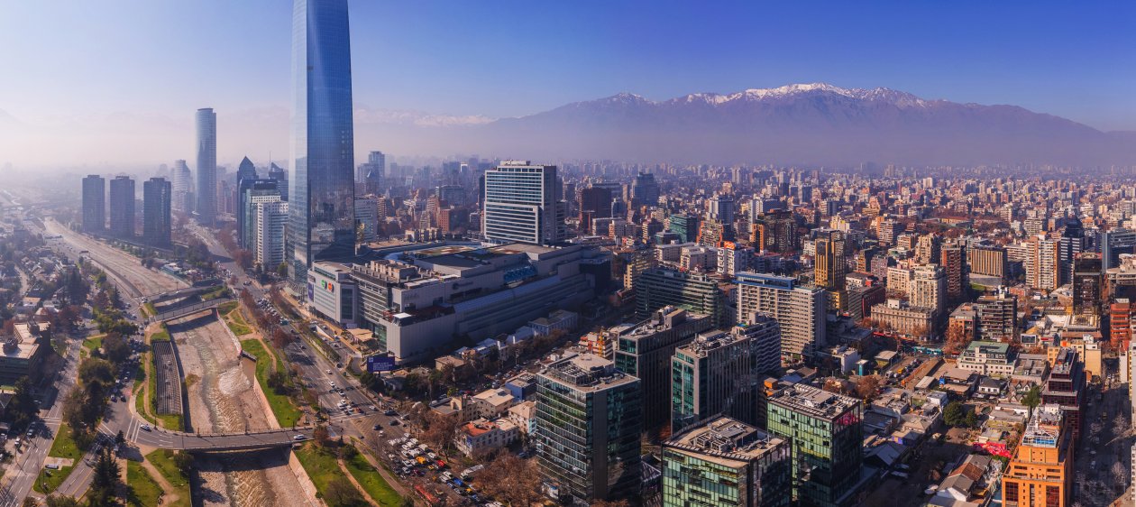 Los conciertos que marcan el fin de año en Santiago y el hotel ideal para disfrutar sin complicaciones