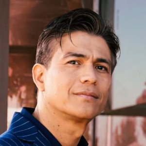 Américo celebra sus 48 años mostrando su tonificada figura en redes sociales