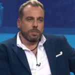 ¿Acalorada o apasionada discusión? Kaminski es visto a los besos con una mujer