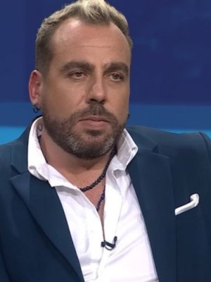 ¿Acalorada o apasionada discusión? Kaminski es visto a los besos con una mujer