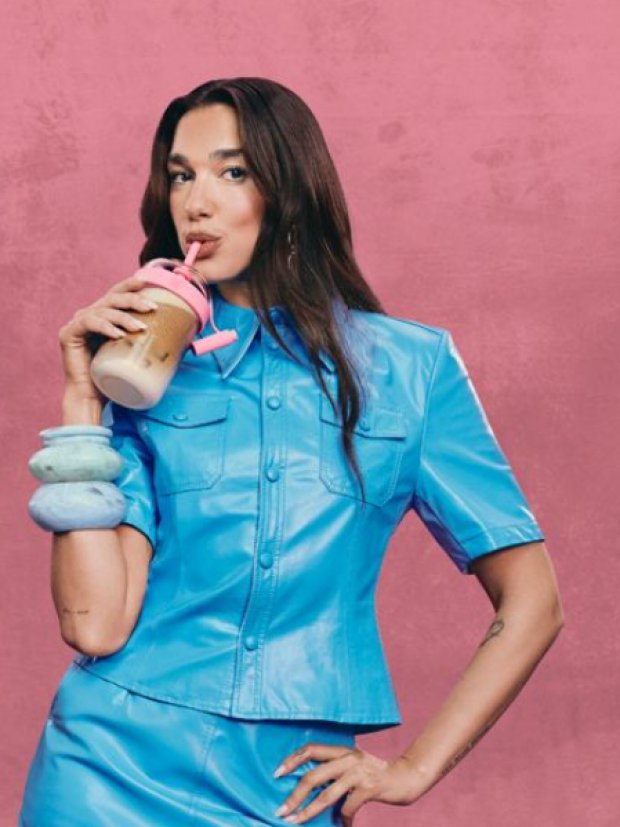 Dua Lipa se toma el mundo del café: la nueva y sofisticada faceta de la cantante