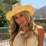 Camila Andrade viaja junto a su madre tras la pérdida de su padre