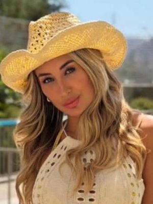 Camila Andrade viaja junto a su madre tras la pérdida de su padre