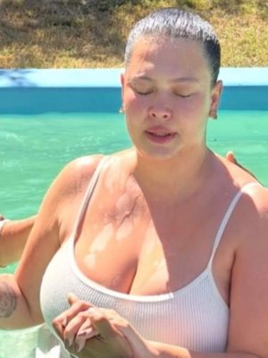 Michelle Carvalho se bautizó nuevamente a sus 32 años