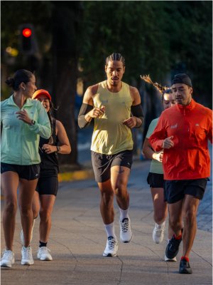 El running se toma Santiago. Conoce la colección ideal para la temporada de maratones