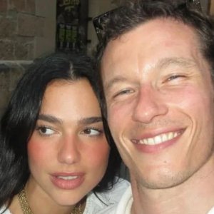 Los detalles del exclusivo look que lució Dua Lipa en su boda con Callum Turner
