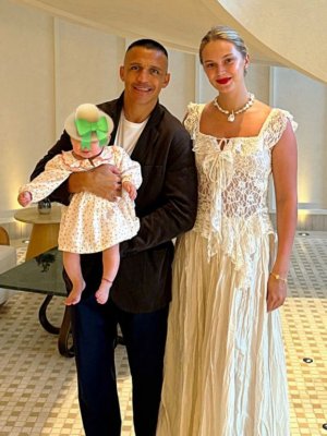 ¡Familia Maravilla en Chile! Alexis Sánchez llegó al país junto a su hija y pareja