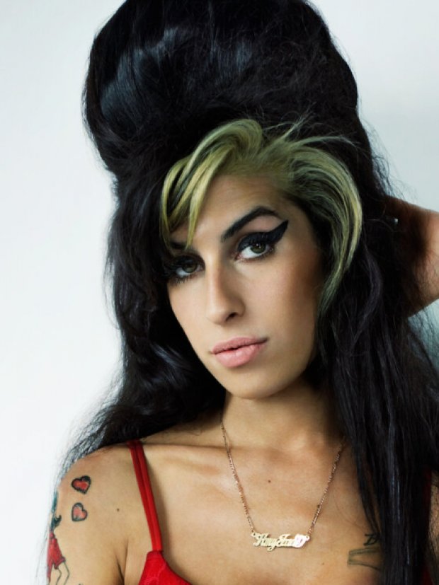 Justicia británica condena al padre de Amy Winehouse tras perder demanda por subastas