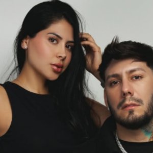 Pareja de Dash anuncia embarazo de casi cinco meses tras enfrentar una pérdida
